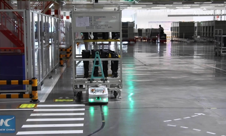 Robot vận chuyển trong nhà máy xe hơi