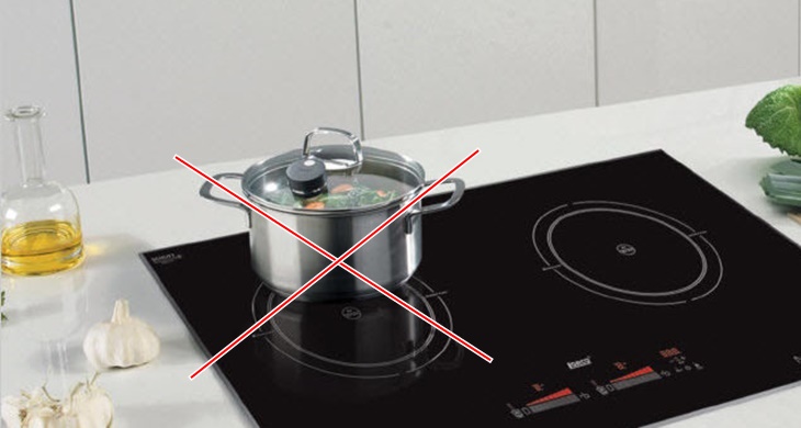 Để tránh lỗi đã bật bếp nhưng dụng cụ nấu không nóng, bạn nển đặt nồi ngay giữa vùng nhiệt của bếp