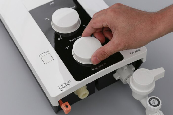 Nút điều chỉnh nhiệt độ của máy nước nóng Panasonic bị hỏng