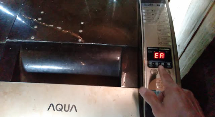 Lỗi EA trên máy giặt Aqua liên quan đến lỗi mực nước