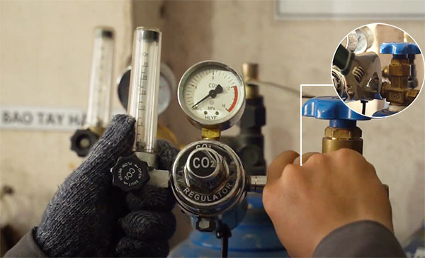Cách lắp đồng hồ khí Co2 vào bình khí Co2